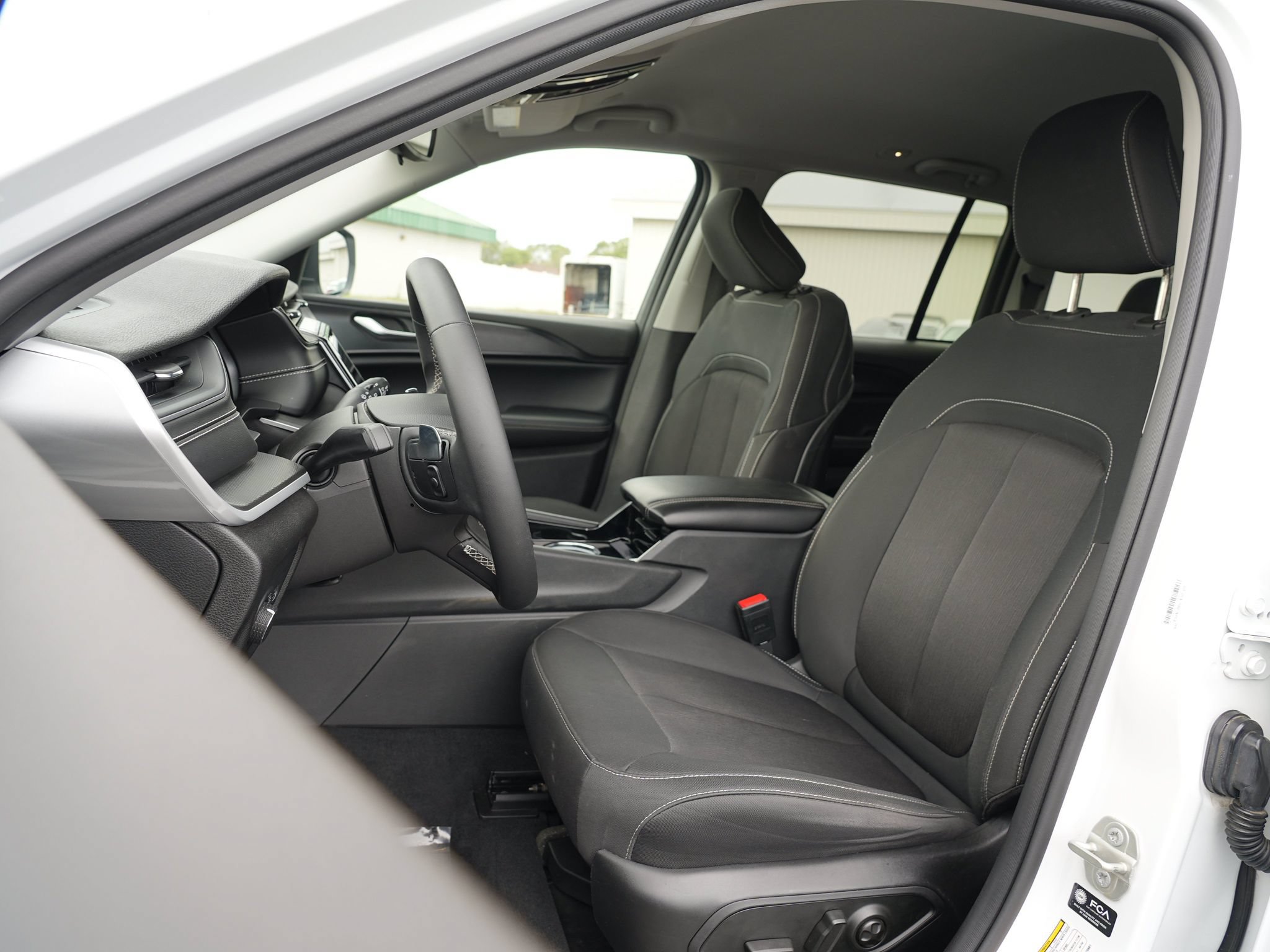 Used 2023 Jeep Grand Cherokee Laredo AWD/4WD image 12