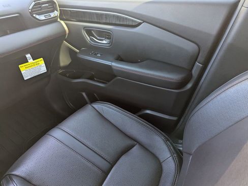 Used 2025 Honda Pilot Black Edition image 14