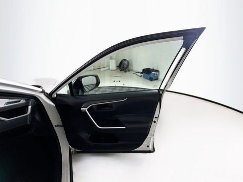 Used 2020 Toyota RAV4 LE image 31