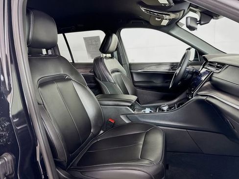 Used 2025 Jeep Grand Cherokee Limited image 30