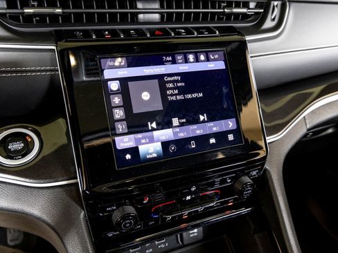 Used 2023 Jeep Grand Cherokee Altitude image 13