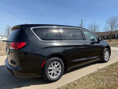 Used 2023 Chrysler Voyager LX image 4