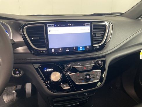 New 2026 Chrysler Pacifica Select image 14