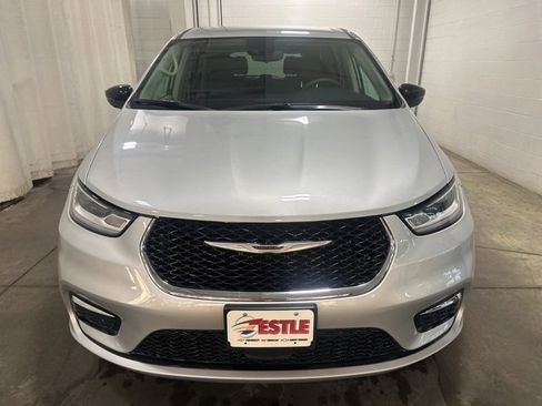 Used 2024 Chrysler Pacifica Touring-L image 2