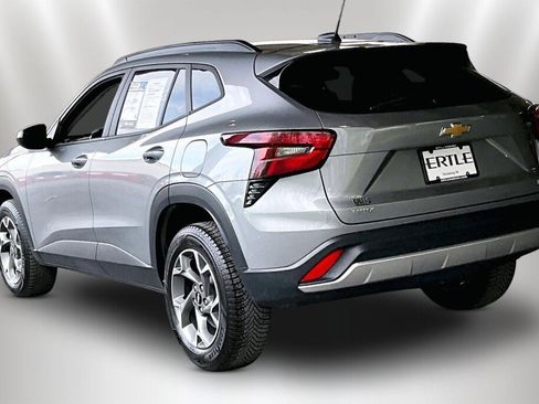 Used 2024 Chevrolet Trax LT w/ Driver Confidence Package FWD image 4