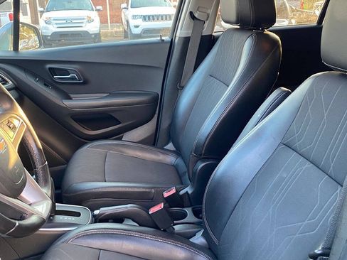 Used 2019 Chevrolet Trax LT w/ LT Convenience Package AWD/4WD image 18