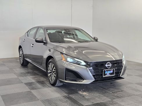 Used 2025 Nissan Altima 2.5 SV image 2