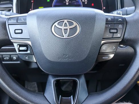 Used 2025 Toyota Camry SE w/ Convenience Package FWD image 19
