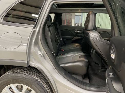 Used 2022 Jeep Cherokee Latitude Lux w/ Sun & Sound Group AWD/4WD image 28