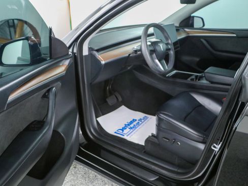 Used 2024 Tesla Model Y Long Range AWD/4WD image 3