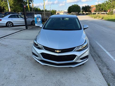 Used 2017 Chevrolet Cruze LT w/ Convenience Package FWD image 4