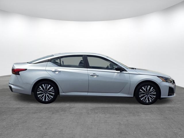 Used 2024 Nissan Altima 2.5 SV FWD image 3