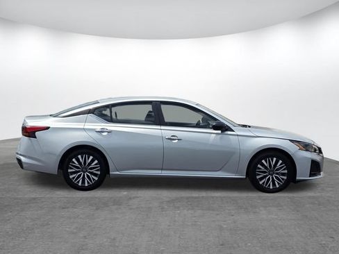 Used 2024 Nissan Altima 2.5 SV FWD image 3