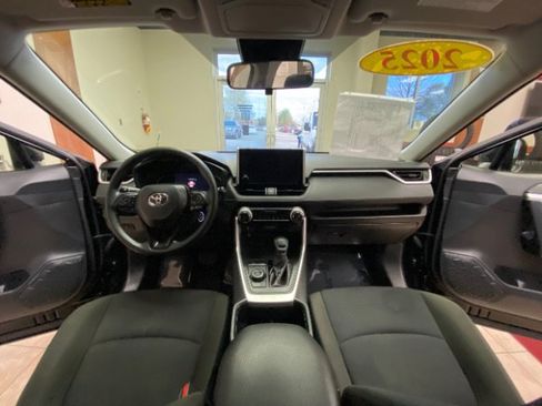 Used 2025 Toyota RAV4 LE AWD/4WD image 24