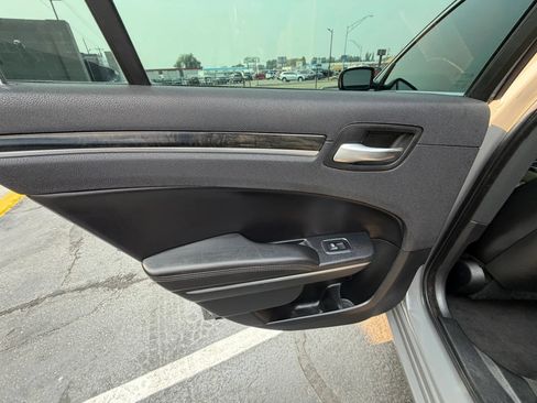 Used 2018 Chrysler 300 Limited AWD/4WD image 18