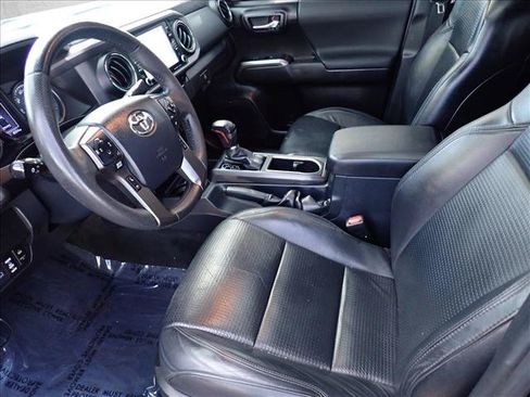 Used 2020 Toyota Tacoma TRD Off-Road w/ TRD Premium Off Road Package AWD/4WD image 11