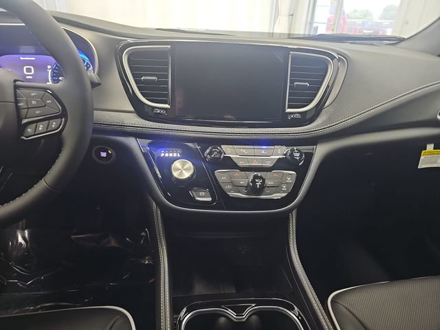 New 2027 Chrysler Pacifica Limited AWD/4WD image 17