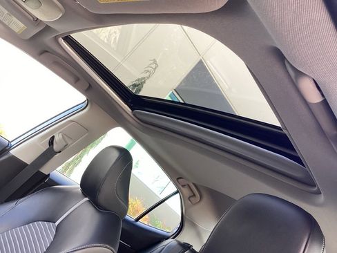 Used 2020 Toyota Camry SE w/ Sunroof Package image 3