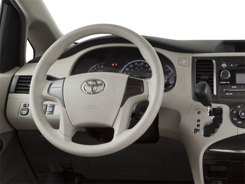 Used 2013 Toyota Sienna XLE w/ Entertainment Pkg FWD image 5