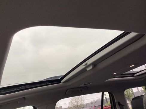 Used 2021 GMC Acadia SLT w/ Elevation Edition image 19