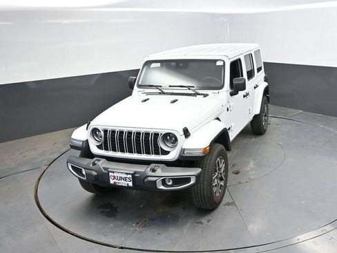 Used 2025 Jeep Wrangler Unlimited Sahara AWD/4WD image 40