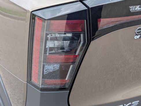 Used 2025 Nissan Kicks SR FWD image 13