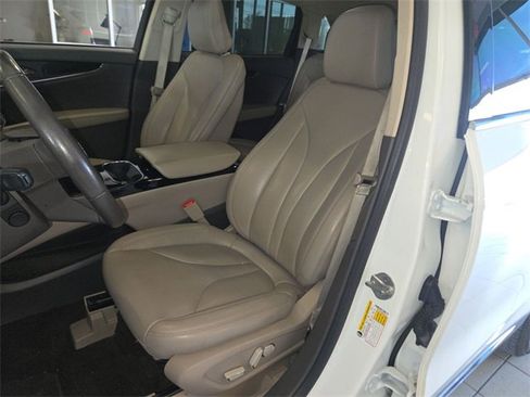 Used 2022 Lincoln Nautilus FWD w/ Premium Package image 11