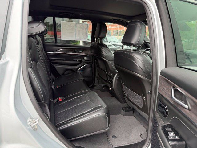 Used 2023 Jeep Grand Cherokee Overland AWD/4WD image 19