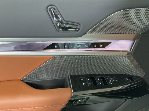 New 2026 BMW 750e xDrive image 19