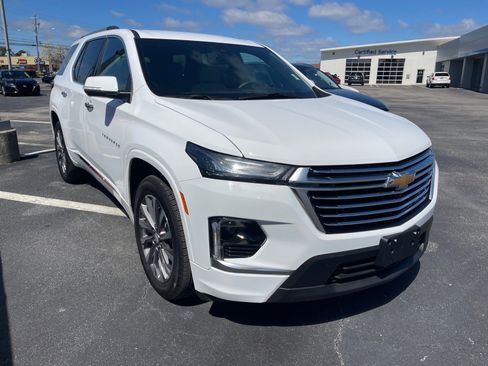 Used 2023 Chevrolet Traverse Premier image 3