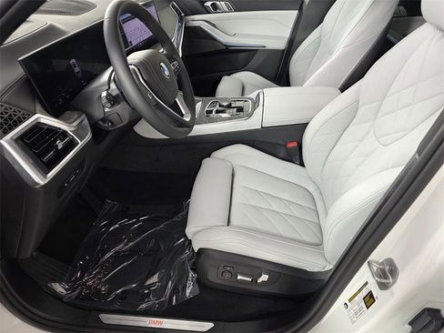 Used 2026 BMW X5 sDrive40i image 9
