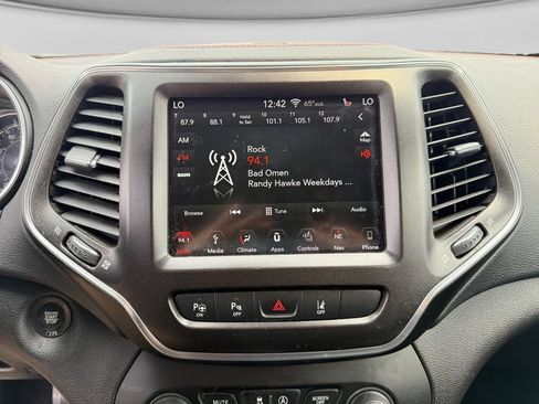 Used 2019 Jeep Cherokee Trailhawk AWD/4WD image 25