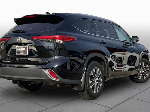 Used 2022 Toyota Highlander XLE AWD/4WD image 11