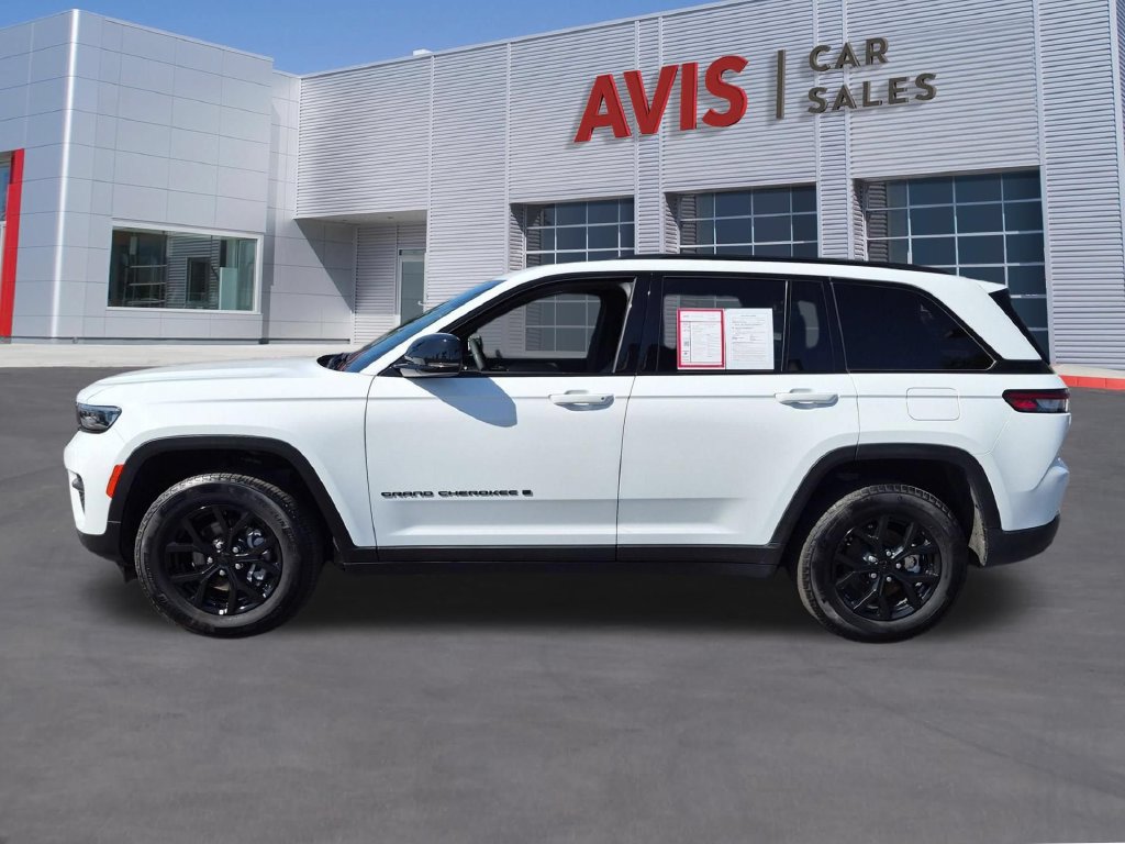 Used 2025 Jeep Grand Cherokee Altitude AWD/4WD image 10