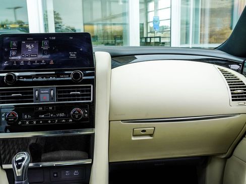 Used 2024 INFINITI QX80 Sensory image 17