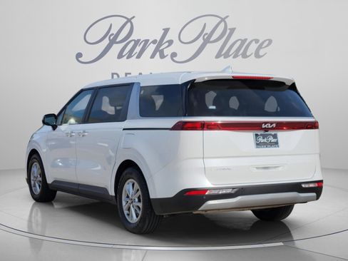 Used 2023 Kia Carnival LX FWD image 3