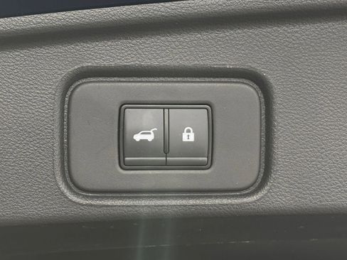 Used 2025 Nissan Pathfinder SV image 29