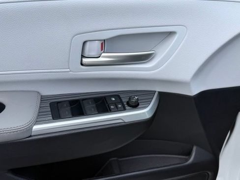 Used 2025 Toyota Sienna XLE FWD image 28