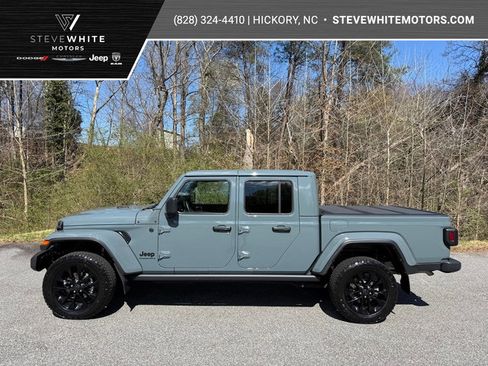 Used 2024 Jeep Gladiator Sport image 1