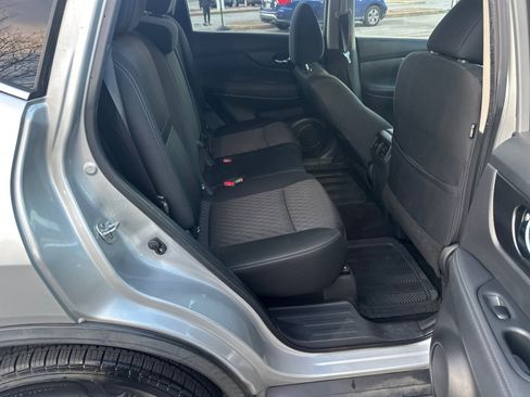 Used 2017 Nissan Rogue SV w/ SV Premium Package image 15