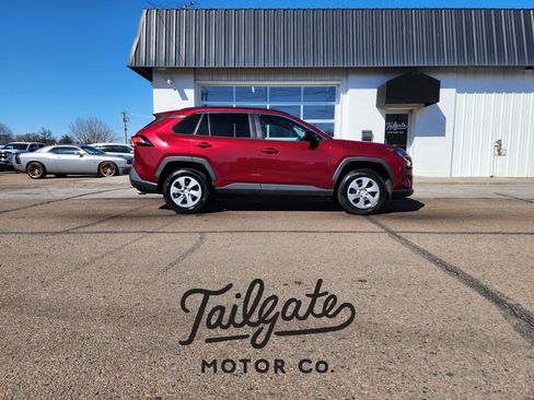 Used 2021 Toyota RAV4 LE image 1