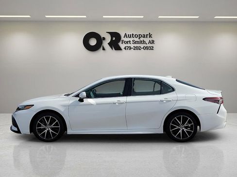 Used 2024 Toyota Camry SE image 3