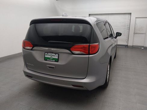 Used 2017 Chrysler Pacifica Touring FWD image 7