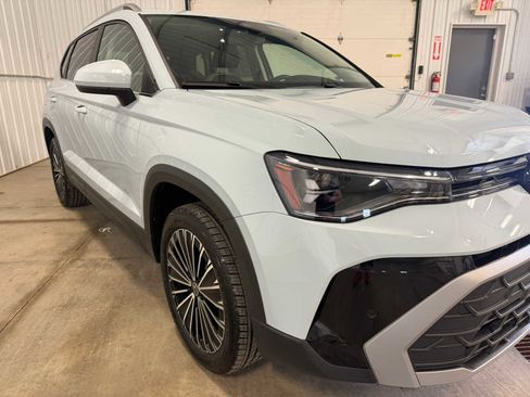 Certified 2025 Volkswagen Taos SE w/ Panoramic Sunroof Package image 10