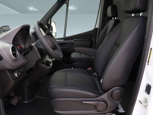 Used 2025 Mercedes-Benz Sprinter 2500 image 5