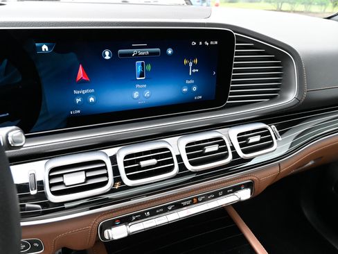 Used 2025 Mercedes-Benz GLS 580 4MATIC image 29