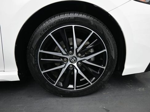 Used 2024 Toyota Camry SE image 11