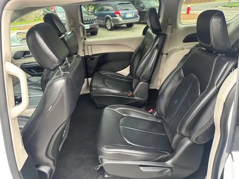 Used 2022 Chrysler Pacifica Touring-L FWD image 18