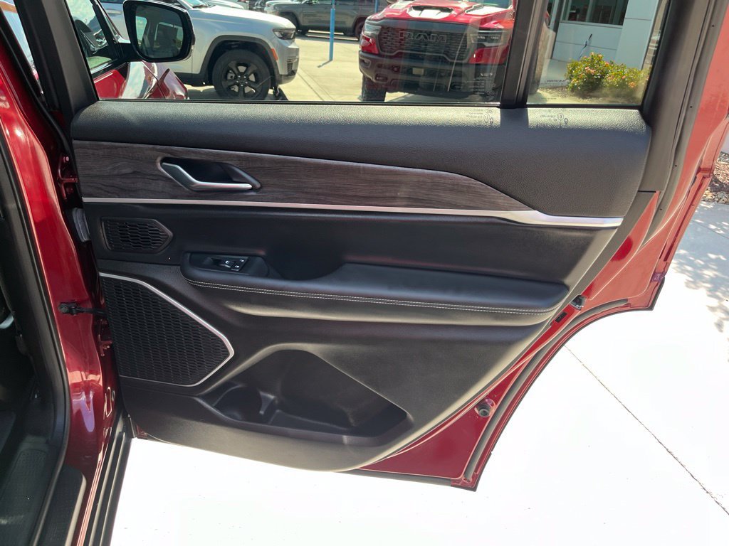 Used 2022 Jeep Grand Cherokee L Limited AWD/4WD image 26