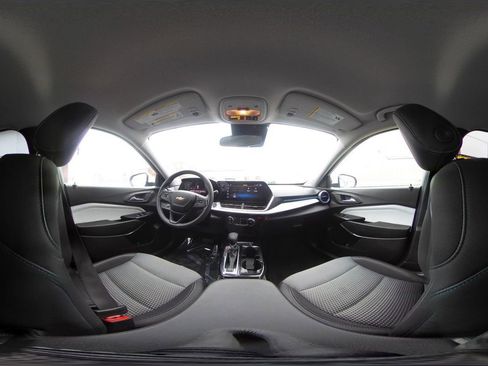 Used 2025 Chevrolet Trax LT image 38